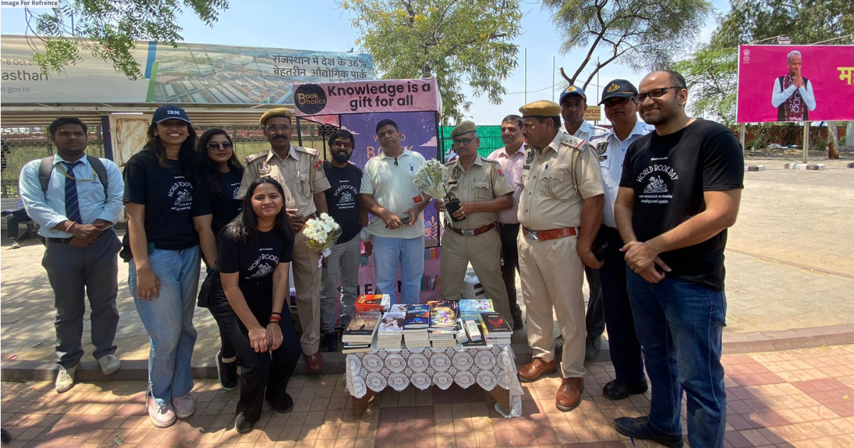 Thebookoholics joins hands with Jaipur Police to promote reading
